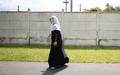 Ngày đầu năm học, nhiều nữ sinh Pháp bị mời về nhà vì mặc abaya Hồi giáo