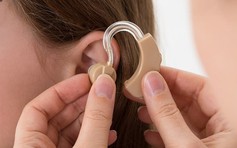 Người cao tuổi giảm thính lực sử dụng máy trợ thính giúp kéo dài tuổi thọ