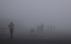 Sương mù 'không thấy đường' ở Ấn Độ, gián đoạn giao thông trên bộ lẫn trên trời
