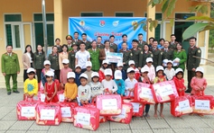 Mang quà tết đến với những hoàn cảnh khó khăn xã miền núi Quảng Bình