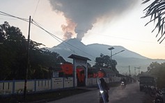 Núi lửa phun trào khiến hàng ngàn người sơ tán ở Indonesia