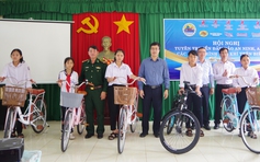 Bộ đội biên phòng tỉnh Bình Định nhận đỡ đầu học sinh, trao học bổng
