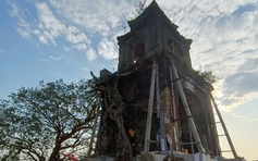 'Thần đèn' Nguyễn Văn Cư nâng cổng đền cổ nặng hơn 100 tấn lên cao 1,2 m