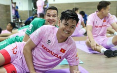 Chưa ‘nóng’ chỗ tại Qatar, Nguyễn Filip và đội tuyển Việt Nam lập tức tập gym rèn thể lực