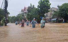 Cận cảnh khu dân cư ở TP.Đồng Hới ngập cả mét trong nước lũ