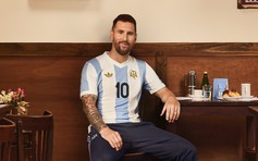 Messi và đội tuyển Argentina giữ vững ngôi đầu, mặc áo đấu đặc biệt trận gặp Peru