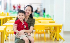 Bữa ăn vui vẻ tại Royal School: Khoảnh khắc ba mẹ hạnh phúc thấy con tự trải khăn, dọn chén đũa