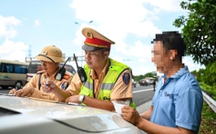 Hình ảnh cung cấp từ người dân: 'Cánh tay nối dài' cho CSGT