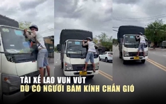 Kinh hoàng tài xế xe tải lao vun vút dù có người bám trên kính chắn gió