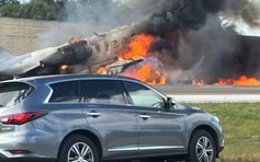 Máy bay tư nhân rơi xuống đường cao tốc ở Mỹ, 2 người  chết