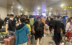 Sân bay Tân Sơn Nhất căng mình đón lượng kỉ lục hôm nay