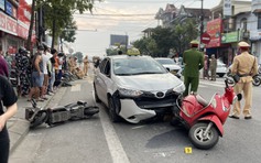 Taxi tông nhiều người đi xe máy đang dừng đèn đỏ