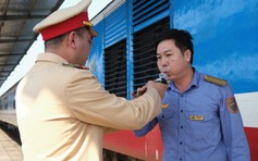 CSGT Hà Tĩnh kiểm tra nồng độ cồn lái tàu hỏa