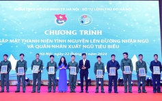 Tặng sổ tiết kiệm cho thanh niên nhập ngũ có hoàn cảnh khó khăn