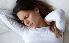Ngày mới với tin tức sức khỏe: Ngủ với gối thế nào để phòng đột quỵ?