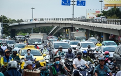 26 tháng chạp: Cửa ngõ sân bay Tân Sơn Nhất đông nghẹt xe cộ, có lúc kẹt cứng