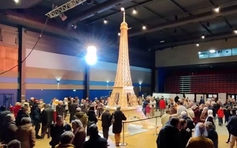 Tháp Eiffel bằng que diêm lập kỷ lục thế giới