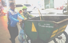 Cùng đẩy xe rác và chúc tết công nhân môi trường