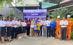 PC Phú Yên trao tặng 2 bê giống cho hộ phụ nữ có hoàn cảnh khó khăn