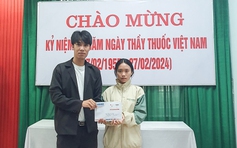 Trao tiền bạn đọc giúp đỡ em Diệu Linh