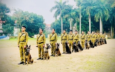 Công an Lào được bồi dưỡng dùng ‘khuyển binh’, xúc động chia tay trong lễ bế giảng