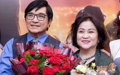 Nghệ sĩ cải lương Chí Tâm đưa vợ đến mừng 'Sáng đèn' trở lại rạp
