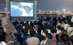 Chen chân xem chiếu phim ở ‘rạp lộ thiên’ bên sông Hàn