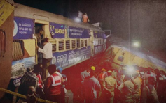 Người lái mải xem điện thoại, đoàn tàu gặp nạn làm nhiều người chết ở Ấn Độ