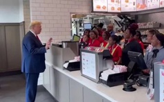 Ông Trump đến tiệm đồ ăn nhanh chiêu đãi gà tất cả thực khách