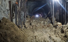 Cận cảnh sự cố sạt lở hầm Đèo Cả khiến đường sắt bắc - nam tê liệt