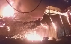 Cháy lớn lúc rạng sáng thiêu rụi xưởng gỗ tại H.Bình Chánh