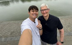 Reviewer Duy Thẩm cùng CEO Tim Cook đi dạo Hồ Gươm: 'Tôi rất tự hào'