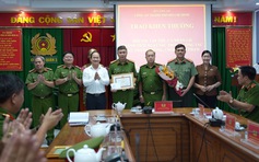 Thiếu tướng Mai Hoàng trao khen thưởng Công an Q.1 phá nhanh 2 vụ án