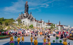 'Độc lạ' văn hóa Khmer được tái hiện sinh động trên núi Bà Đen, Tây Ninh