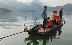 Lốc xoáy làm lật thuyền trên sông Đà, 2 người mất tích