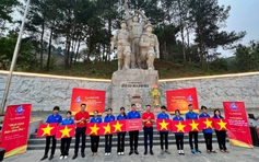 Hành trình 'Tôi yêu Tổ quốc tôi' tặng cờ đỏ sao vàng tại Hòa Bình, Sơn La