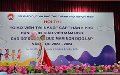 Giáo viên mầm non trổ tài múa rối, vừa đàn vừa hát