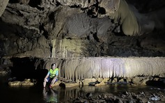 Bên trong hang động mới phát hiện có 'rèm thạch nhũ' khổng lồ ở Quảng Bình
