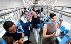 Tổng lãnh sự nhiều nước tại TP.HCM hứng thú trên chuyến tàu metro số 1 chạy thử