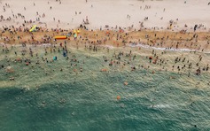 Nắng nóng kỷ lục, người dân- du khách đổ về biển Quảng Bình giải nhiệt