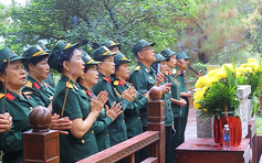 Dòng người nối nhau, vượt trăm cây số dâng hương tưởng niệm Đại tướng Võ Nguyên Giáp