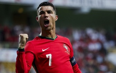 Ronaldo nói gì sau khi lập cú đúp, M.U bất ngờ giữ lại HLV Erik ten Hag