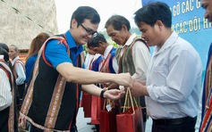Anh Bùi Quang Huy thăm các già làng, trưởng bản tại Kon Tum