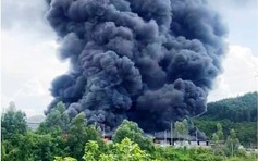 Quảng Nam: Xưởng sản xuất bao bì cháy lớn, cột khói cao hàng chục mét