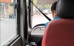 CSGT vào cuộc vụ tài xế xe buýt vừa lái xe, vừa xem điện thoại ở TP.HCM