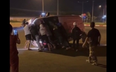 Đắk Lắk: Taxi tông vào vòng xuyến trong đêm, tài xế tử vong
