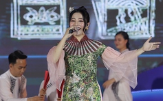 Tố My hát 'Biển tình' của Lam Phương trước hàng ngàn khán giả