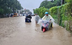 Hà Nội mưa cả ngày, nhiều tuyến phố ngập sâu