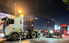 Khiếp vía cảnh xe máy song hành cùng xe container