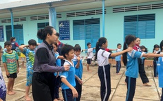 Cô gái vàng pencak silat và lớp võ miễn phí trên cồn Phó Ba